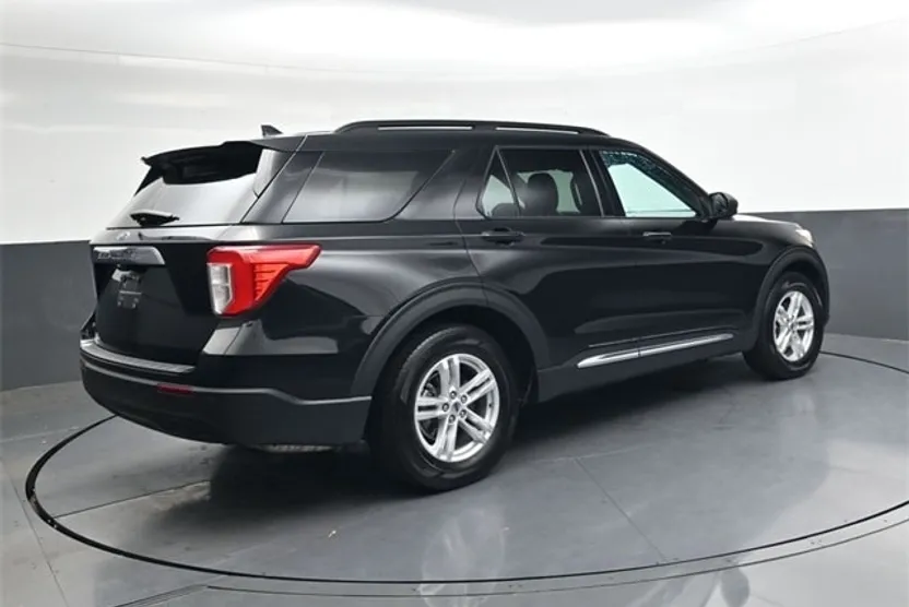 2023 Ford Explorer XLT photo 1
