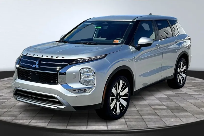2025 Mitsubishi Outlander SE photo 1
