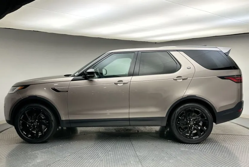 2025 Land Rover Discovery S photo 1
