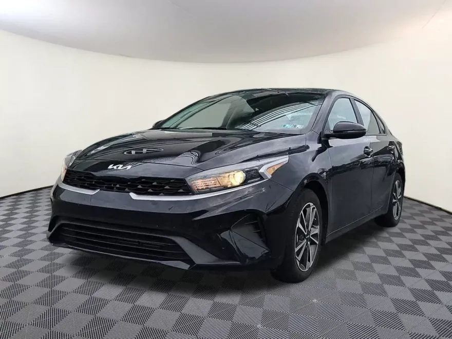 2023 Kia Forte LXS photo 1