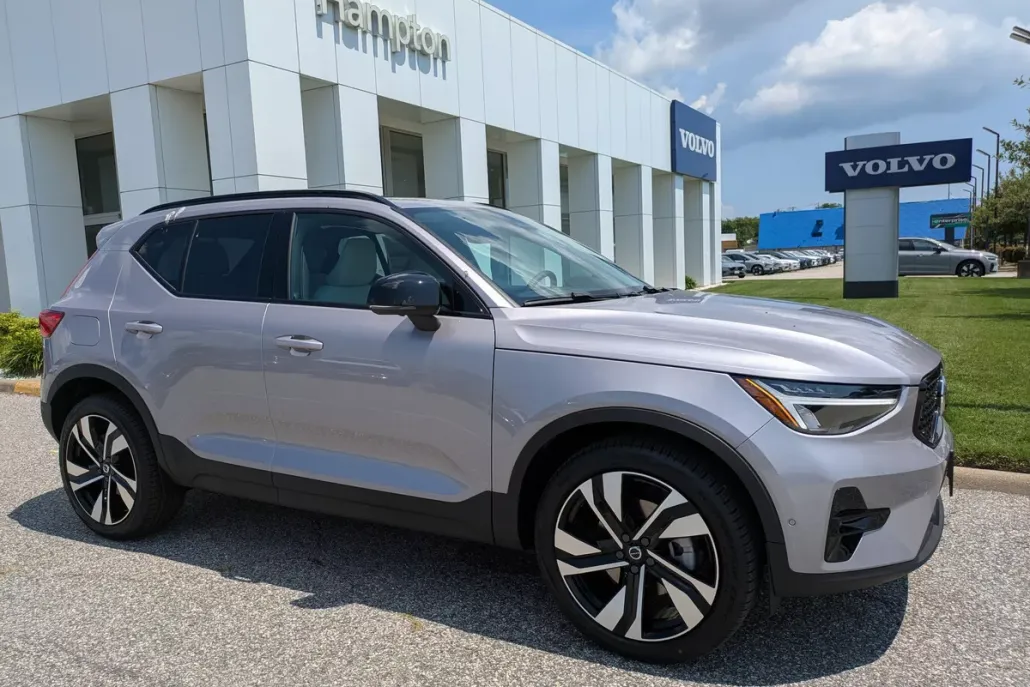 2026 Volvo XC40 Plus photo 1