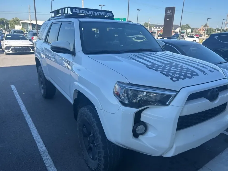 2019 Toyota 4Runner SR5 photo 1