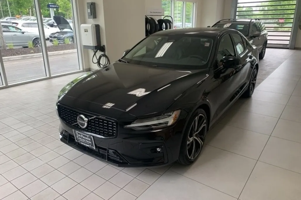 2025 Volvo S60 B5 Plus photo 1