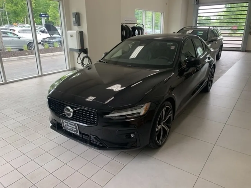 2025 Volvo S60 B5 Plus photo 1