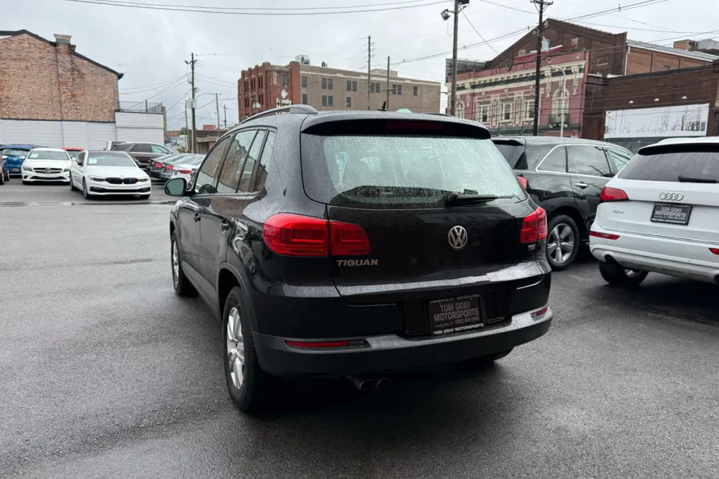 2016 Volkswagen Tiguan S photo 1