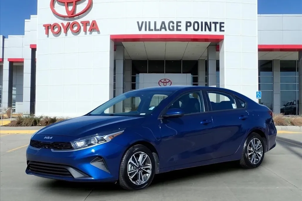 2023 Kia Forte LXS photo 1