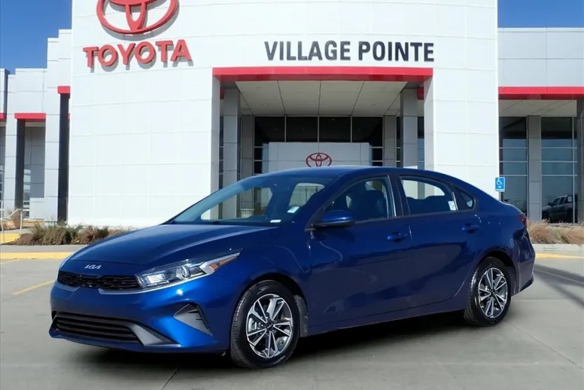 2023 Kia Forte LXS photo 1