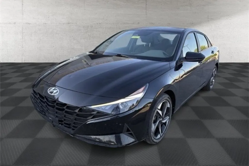 2023 Hyundai Elantra SEL photo 1