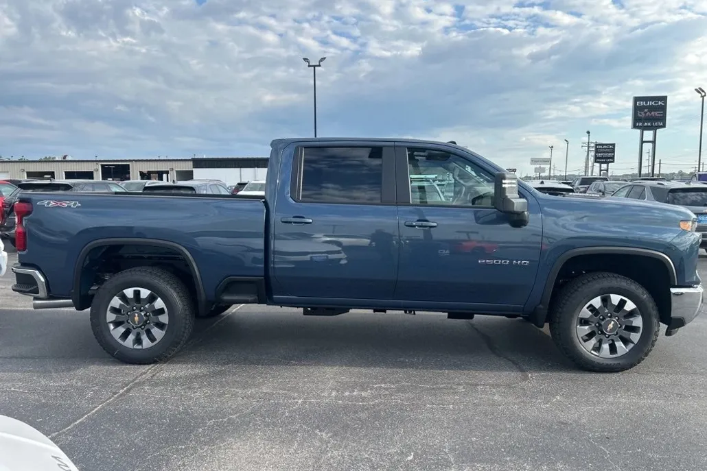 2025 Chevrolet Silverado 2500HD LT photo 1