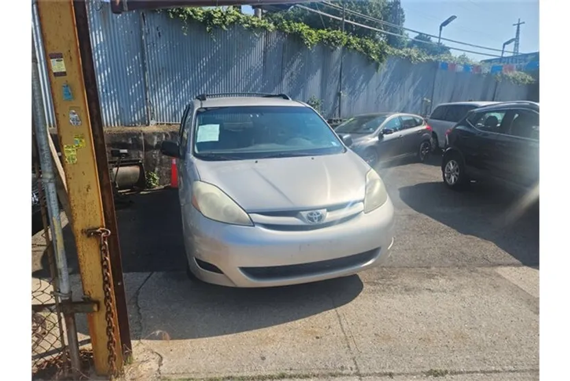 2006 Toyota Sienna LE photo 1