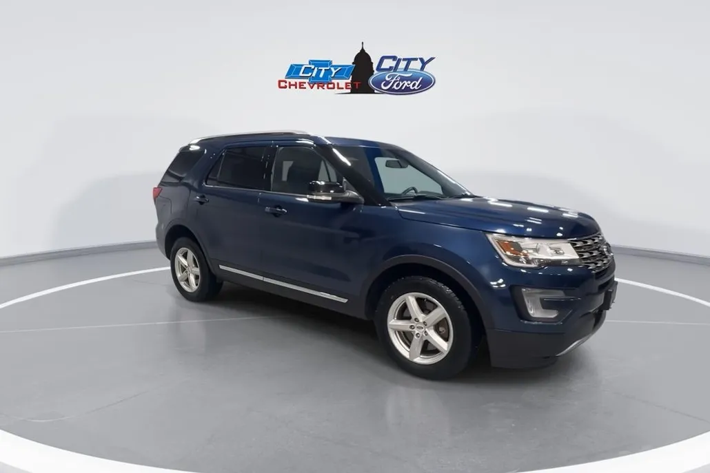 2017 Ford Explorer XLT photo 1