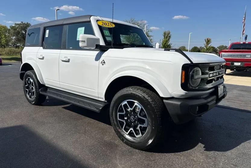 2025 Ford Bronco Outer Banks photo 1
