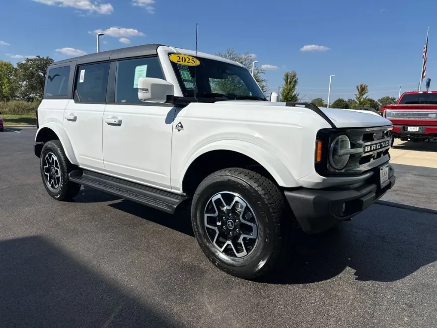 2025 Ford Bronco Outer Banks photo 1