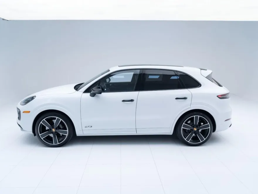 2022 Porsche Cayenne GTS photo 1