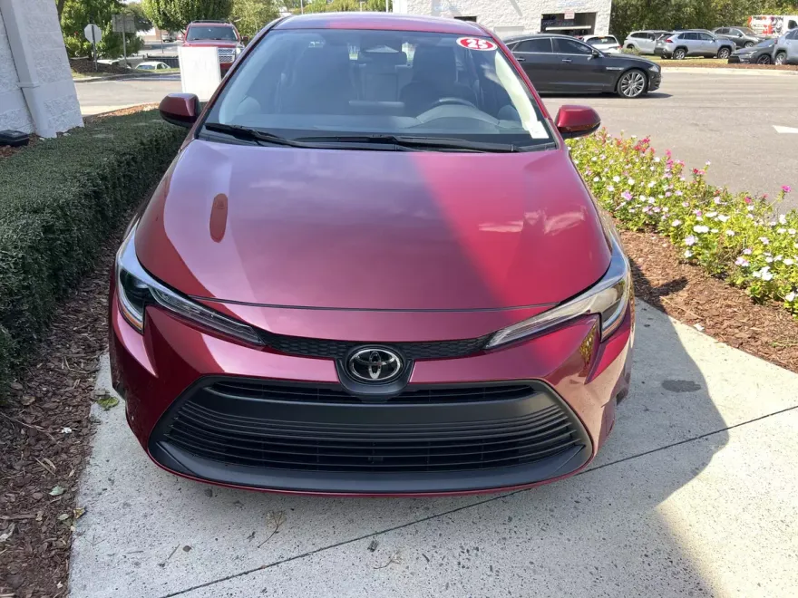 2025 Toyota Corolla LE photo 1