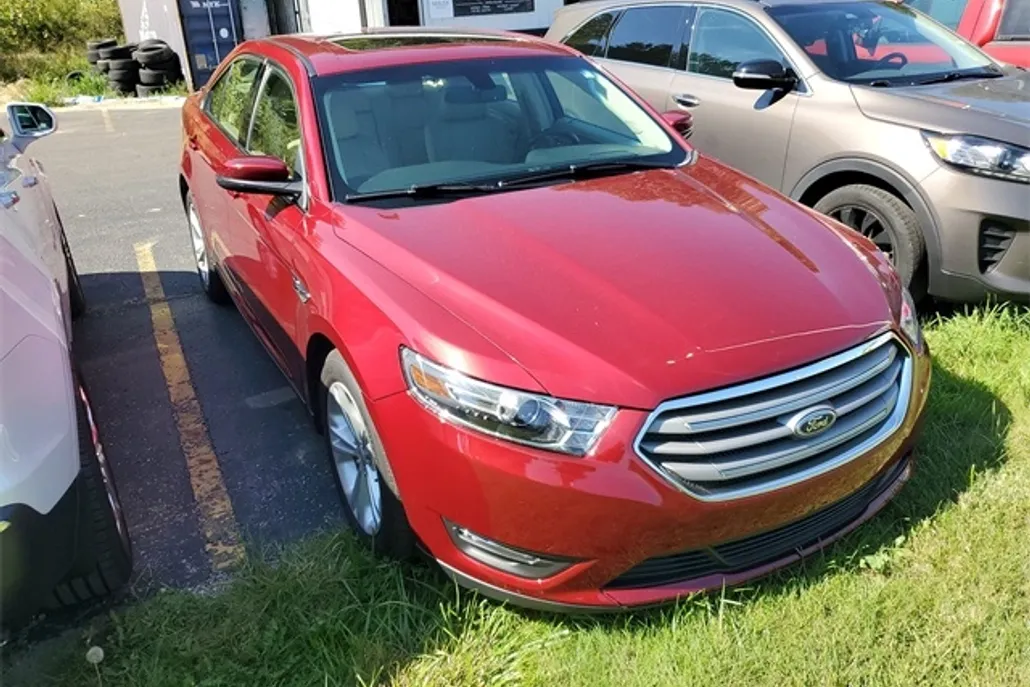 2016 Ford Taurus SEL photo 1