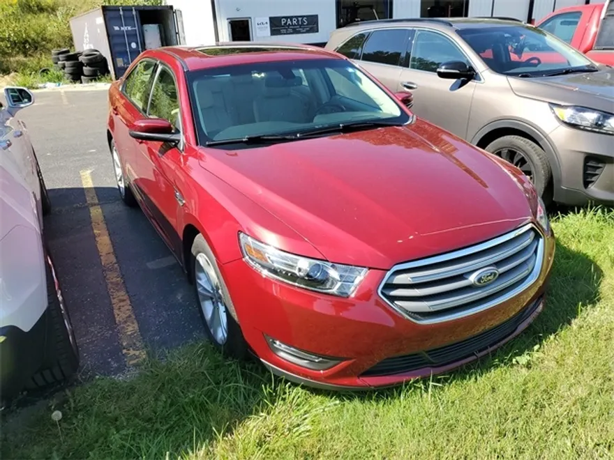 2016 Ford Taurus SEL photo 1