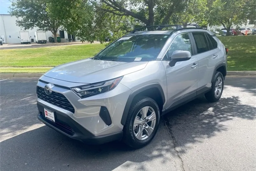 2022 Toyota RAV4 XLE photo 1