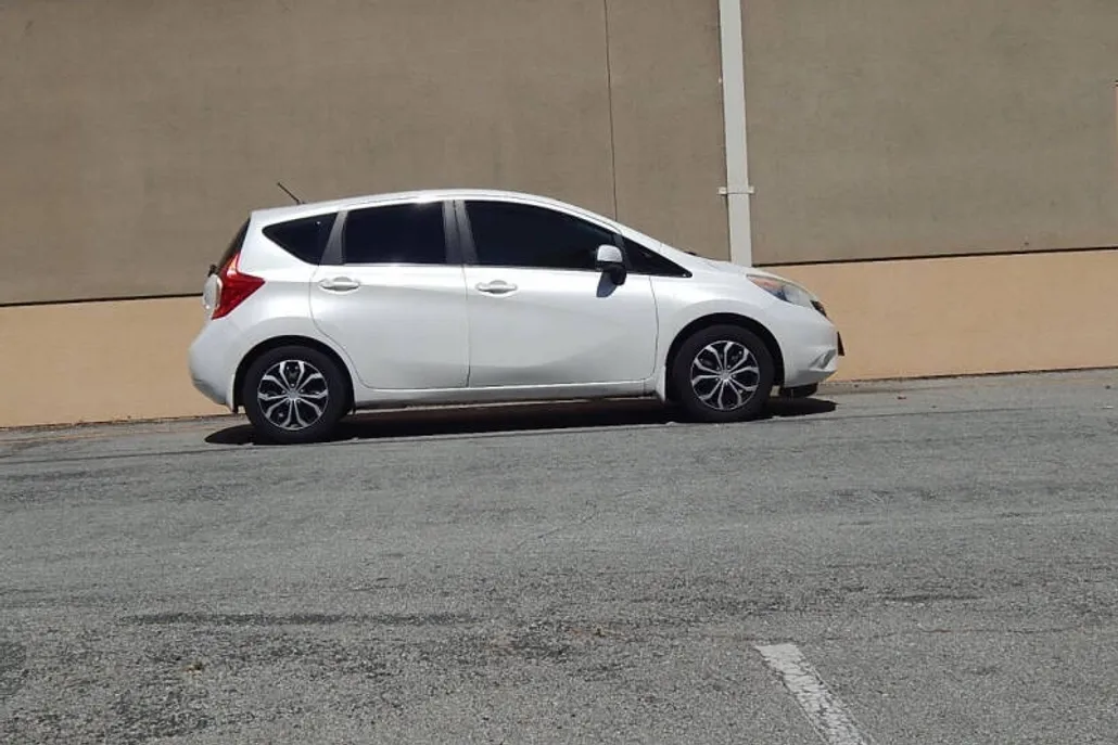 2014 Nissan Versa Note SV photo 1