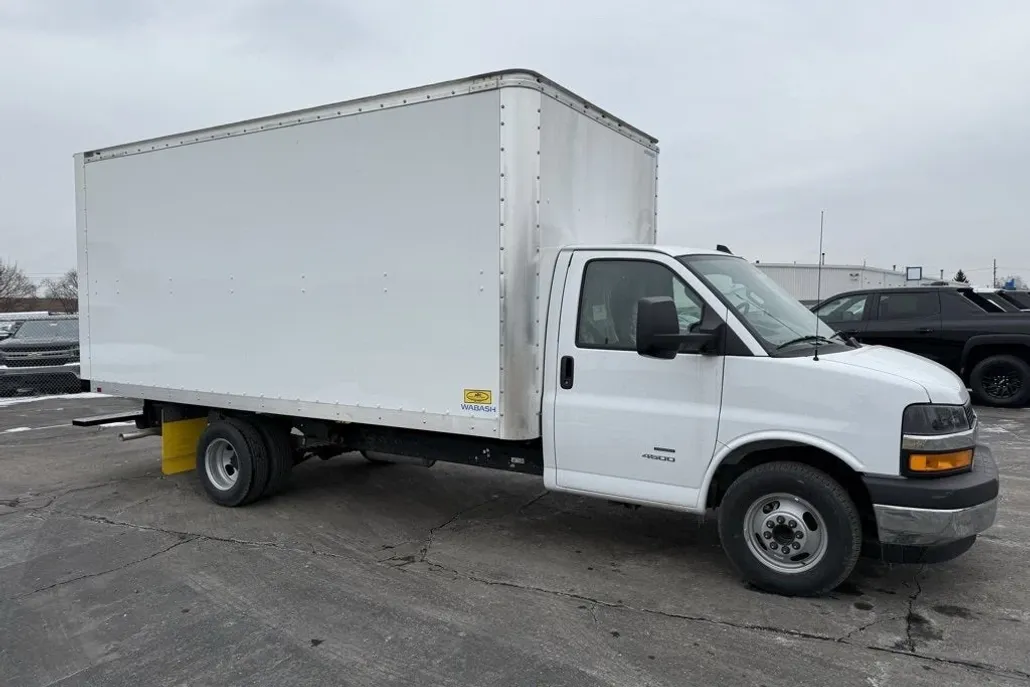 2024 Chevrolet Express Cutaway photo 1