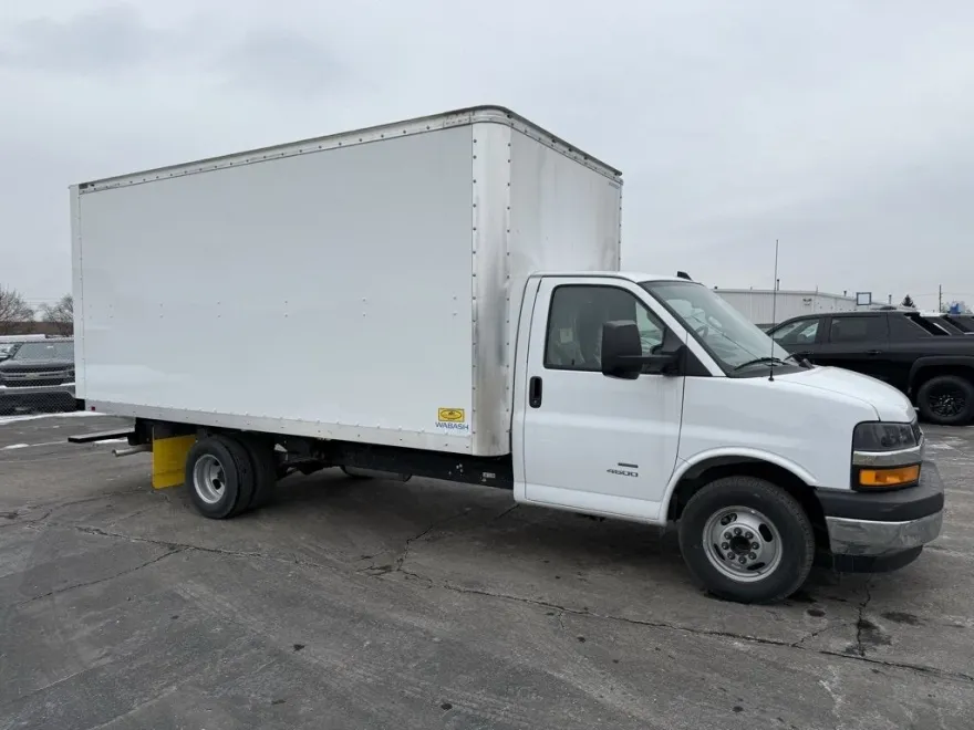 2024 Chevrolet Express Cutaway photo 1