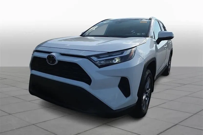 2023 Toyota RAV4 XLE photo 1