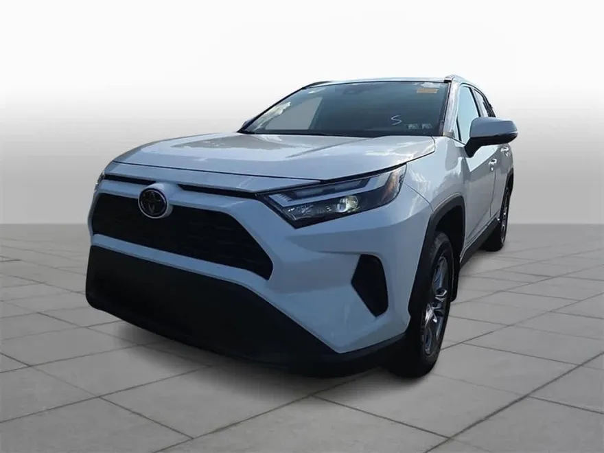 2023 Toyota RAV4 XLE photo 1
