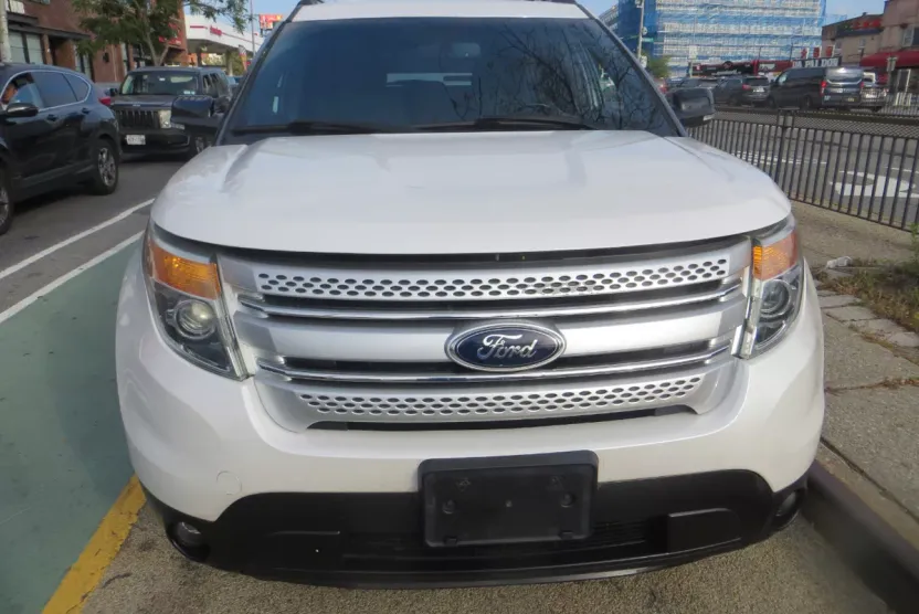 2015 Ford Explorer XLT photo 1