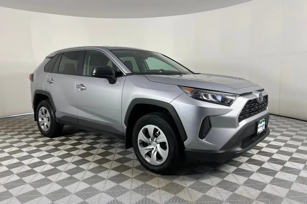 2022 Toyota RAV4 LE photo 1