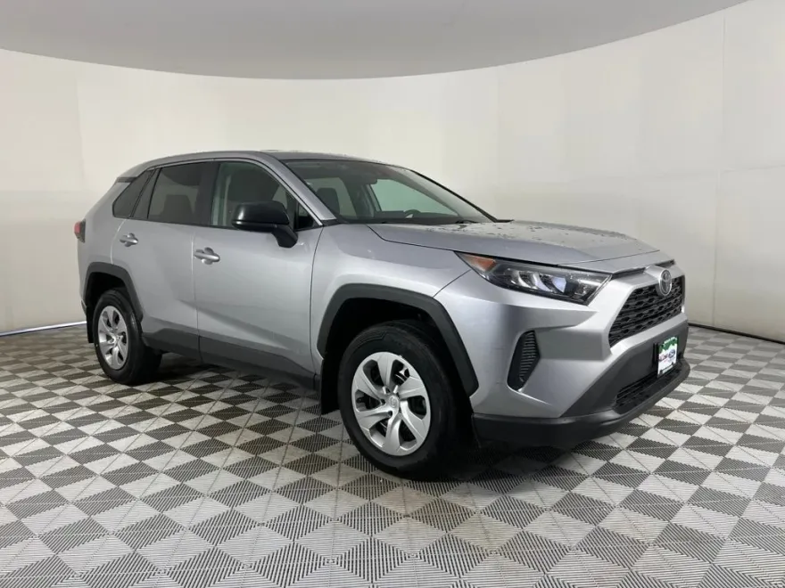 2022 Toyota RAV4 LE photo 1
