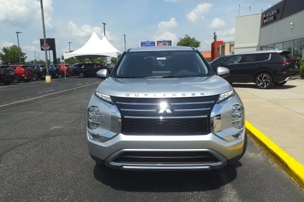 2025 Mitsubishi Outlander SE photo 1