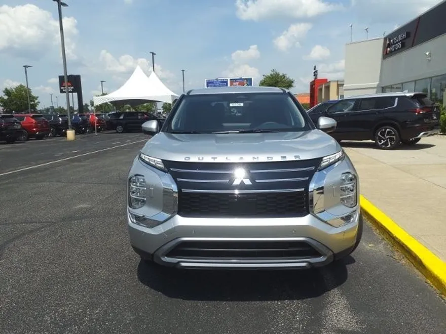 2025 Mitsubishi Outlander SE photo 1
