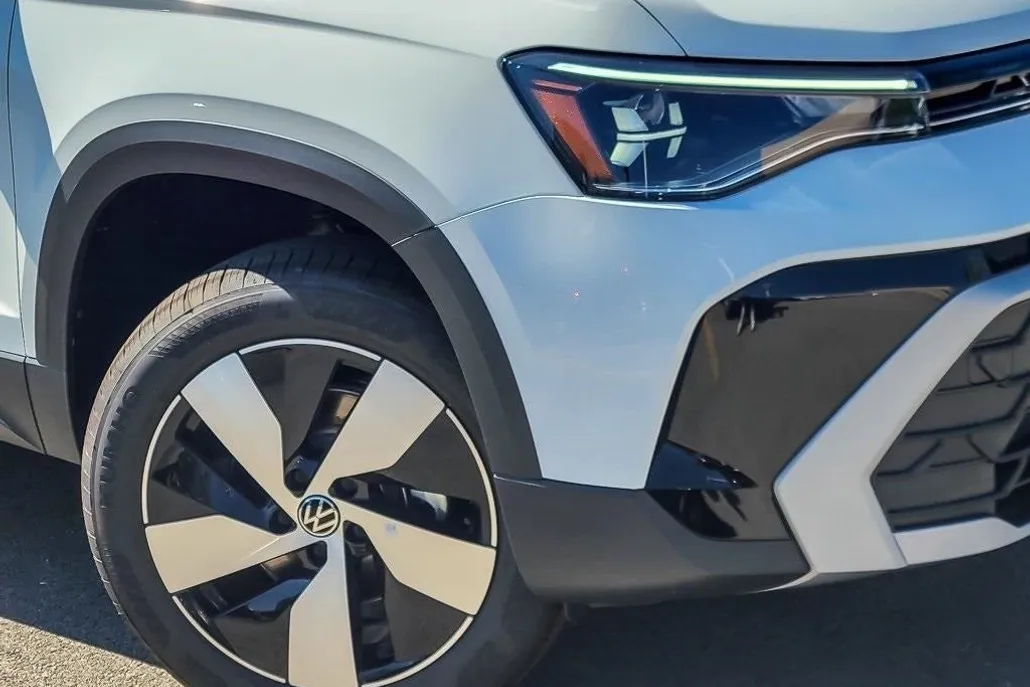 2025 Volkswagen Taos S photo 1