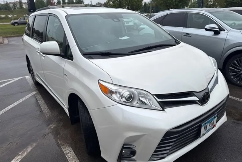2020 Toyota Sienna XLE photo 1