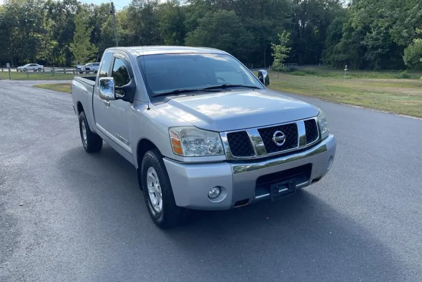 2005 Nissan Titan LE King Cab photo 1