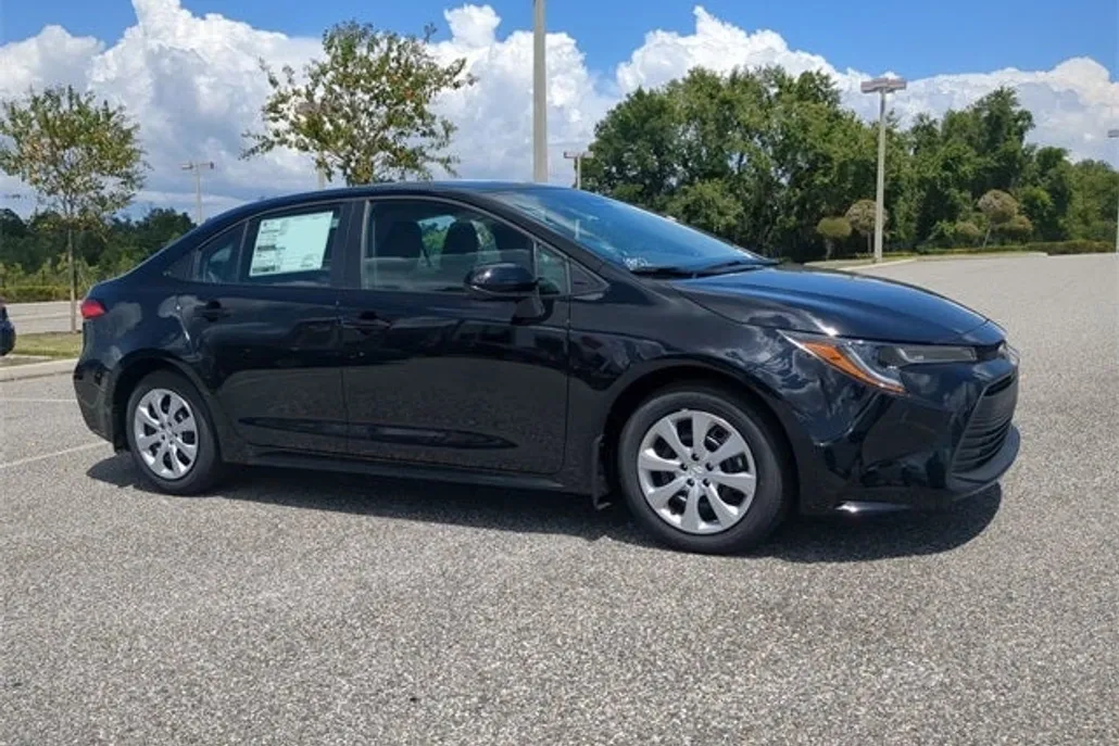 2025 Toyota Corolla LE photo 1
