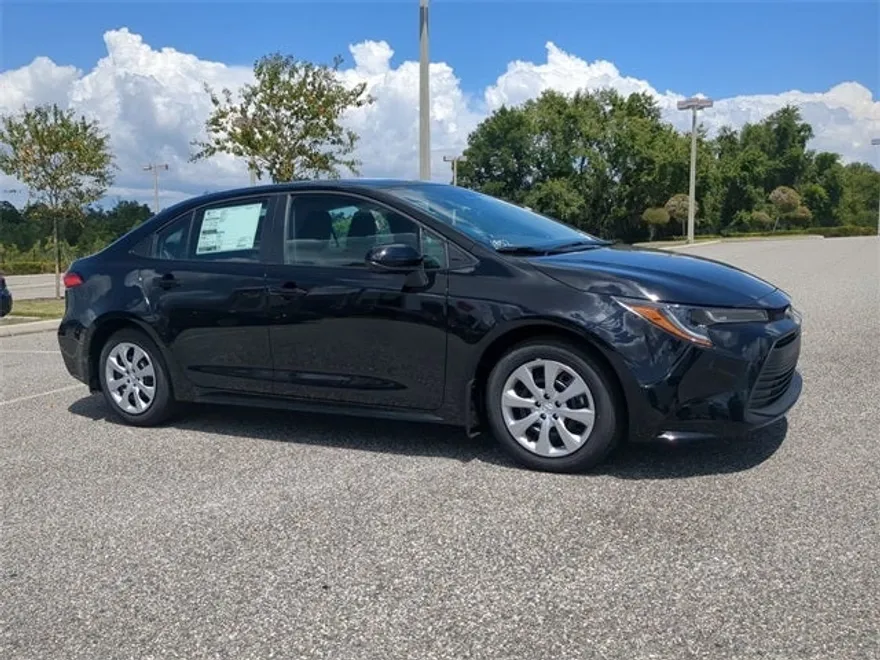 2025 Toyota Corolla LE photo 1