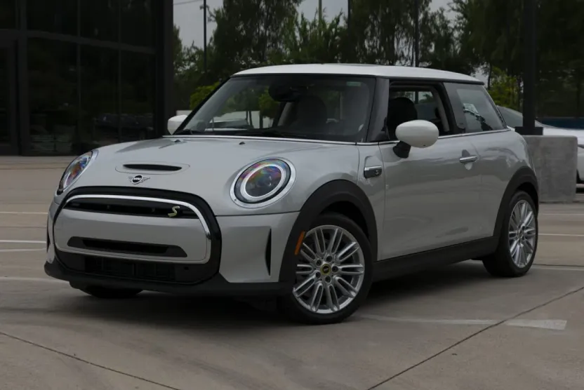 2022 Mini Cooper SE Iconic photo 1