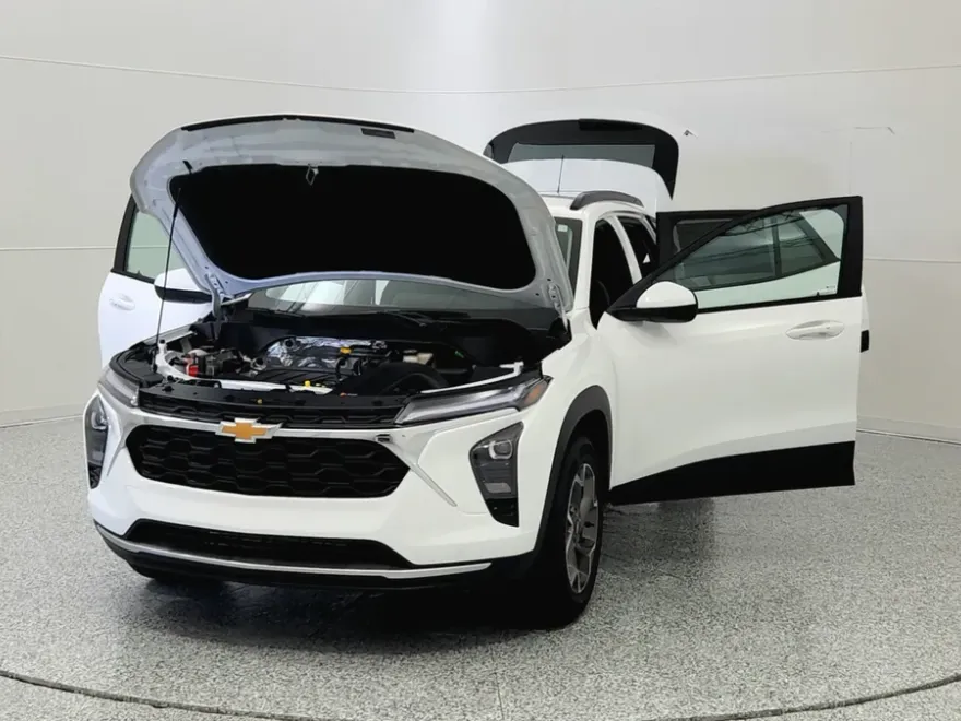 2025 Chevrolet Trax LT photo 1