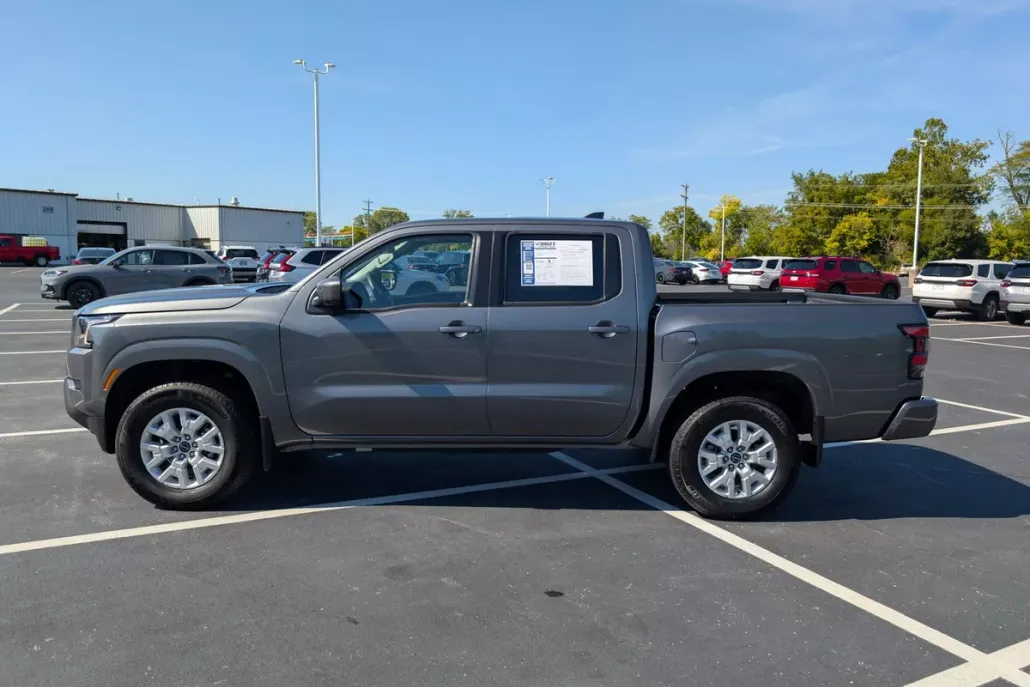 2023 Nissan Frontier SV photo 1