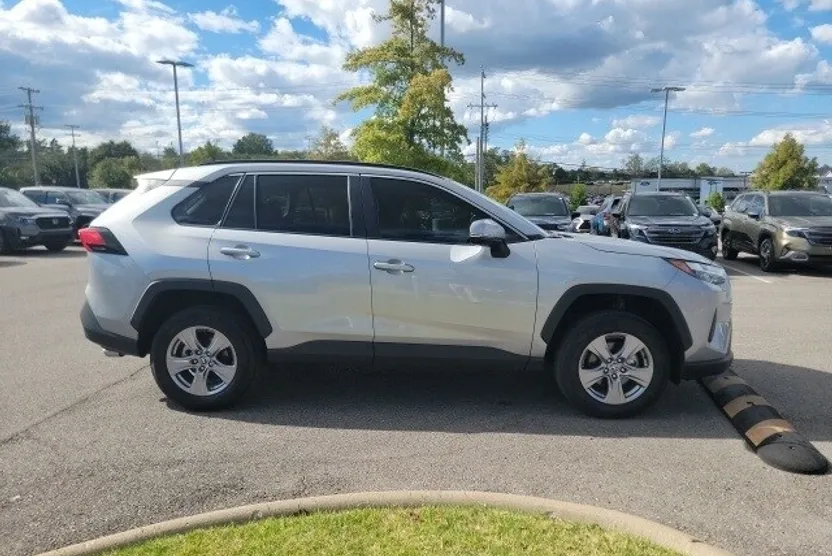 2024 Toyota RAV4 XLE photo 1