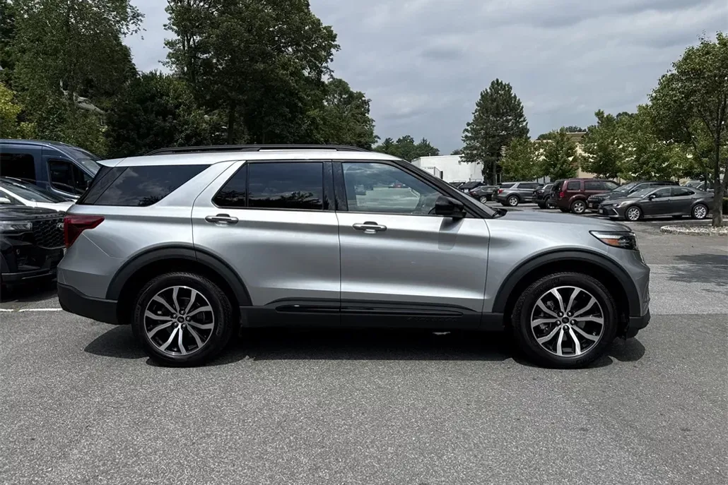2023 Ford Explorer ST photo 1