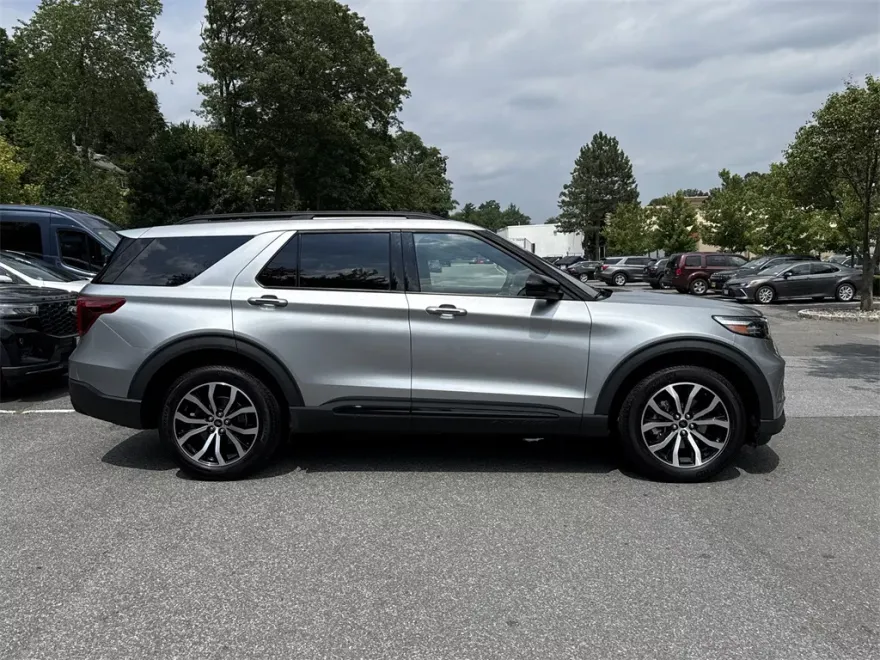 2023 Ford Explorer ST photo 1