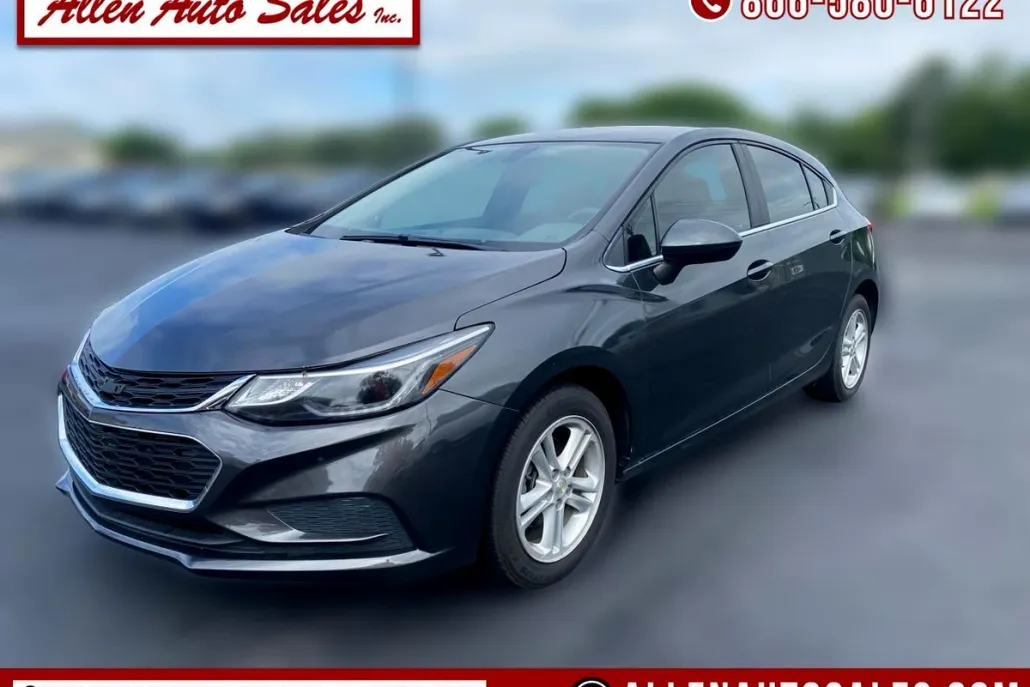 2017 Chevrolet Cruze LT photo 1