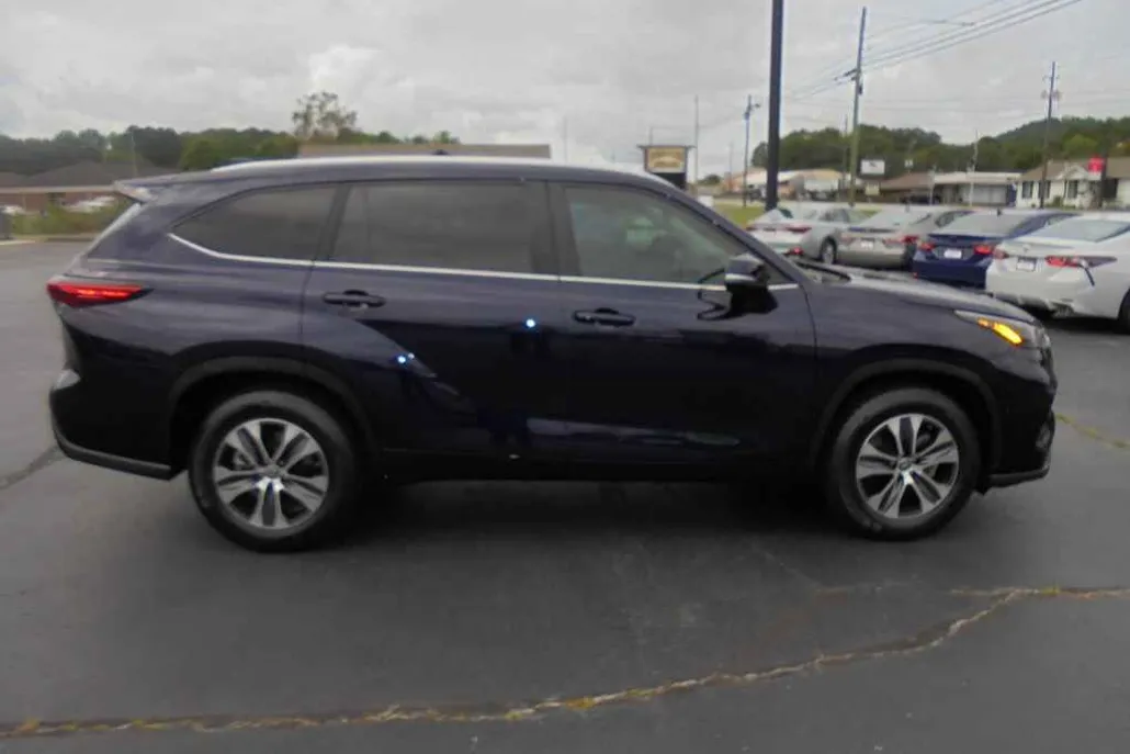 2023 Toyota Highlander XLE photo 1