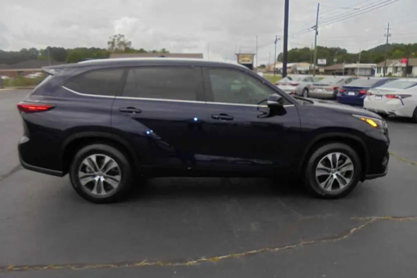 2023 Toyota Highlander XLE photo 1