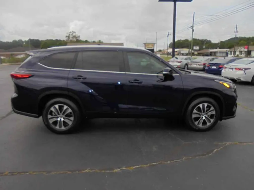 2023 Toyota Highlander XLE photo 1