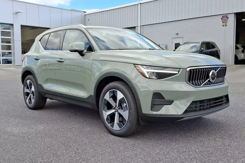 2025 Volvo XC40 Core photo 1