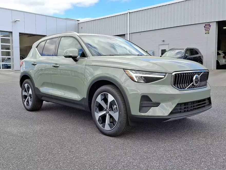 2025 Volvo XC40 Core photo 1