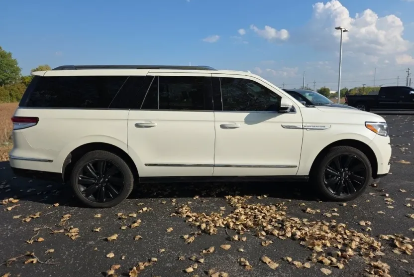 2023 Lincoln Navigator L Reserve photo 1